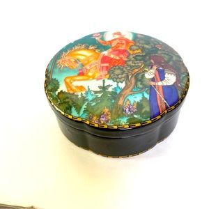 Villeroy & Boch Heinrich porcelain box The Red Knight